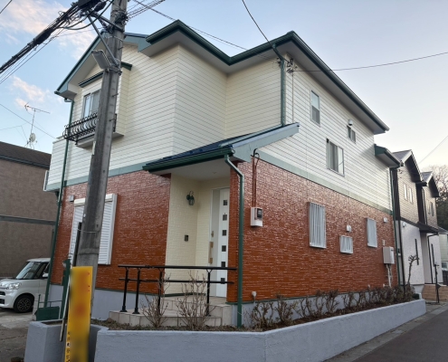 千葉県千葉市中央区 木造2階建て住宅 外壁屋根塗装工事 施工後 ツートン外壁とグリーン付帯部の外観