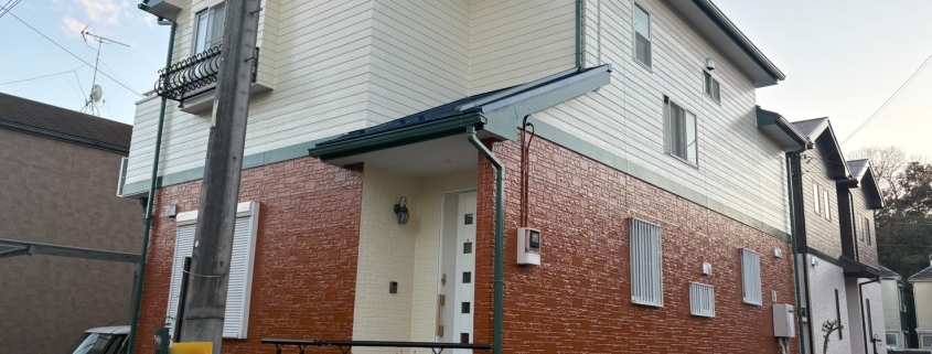 千葉県千葉市中央区 木造2階建て住宅 外壁屋根塗装工事 施工後 ツートン外壁とグリーン付帯部の外観